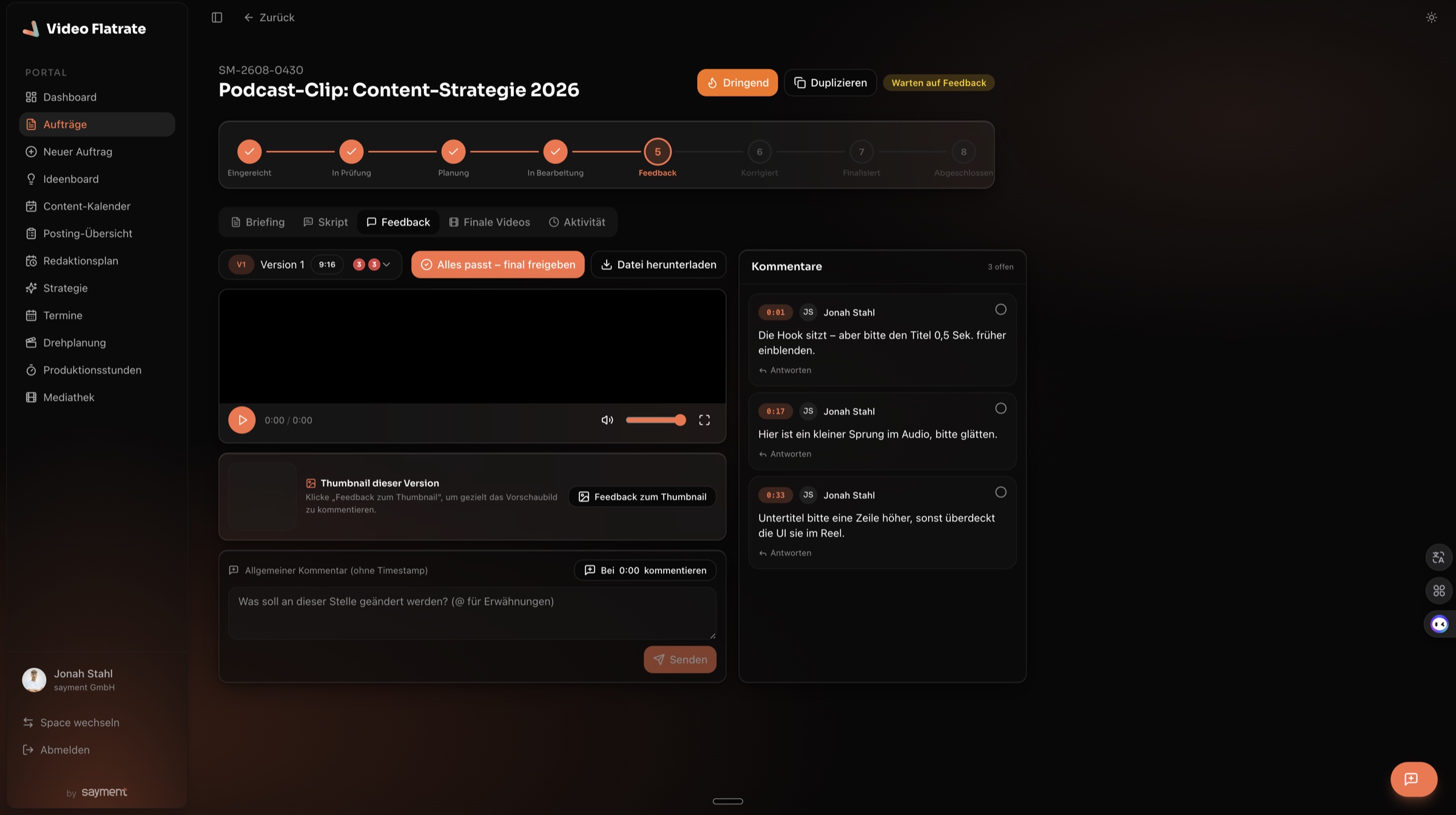 Frame-genaues Feedback im sayment-Portal: Kommentare mit Timecode direkt am Video, 8-Schritt-Fortschritt und Freigabe-Button.